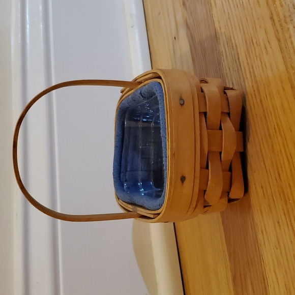 Longaberger basket with plastic & cloth liner - Picture 7 of 10